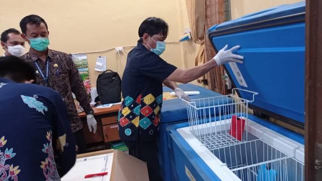 TUNGGU PASOKAN: Stok vaksin di Instalasi Farmasi Dinkes HSU sedang kosong.