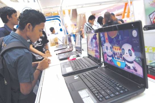 MENINGKAT: Penjualan laptop mulai meningkat jelang tahun ajaran baru Juli 2021.