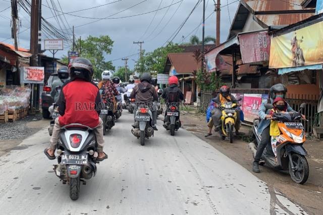 KEMBALI KE RUTINITAS: Semestinya, Jalan Tembus Perumnas ini satu arah. Tapi warga yang tak sabar menghadapi kemacetan nekat melawan arus. | FOTO: WAHYU RAMADHAN/RADAR BANJARMASIN