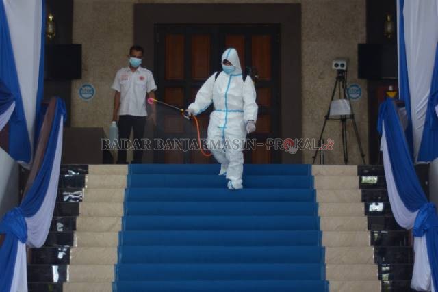 STERILISASI: Petugas menyemprotkan disinfektan di lingkungan kantor wali kota, kemarin (9/7). Pemko sedang bersiap menghadapi lonjakan kasus covid. | FOTO: WAHYU RAMADHAN/RADAR BANJARMASIN