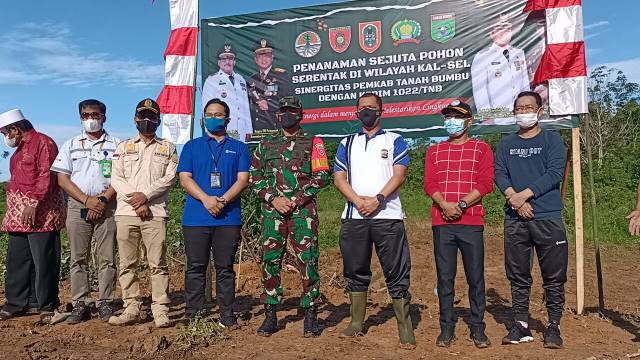 LESTARI: Pemkab Tanah Bumbu bersama Kodim 1022 menanam pohon di Karang Bintang, Jumat (9/7).