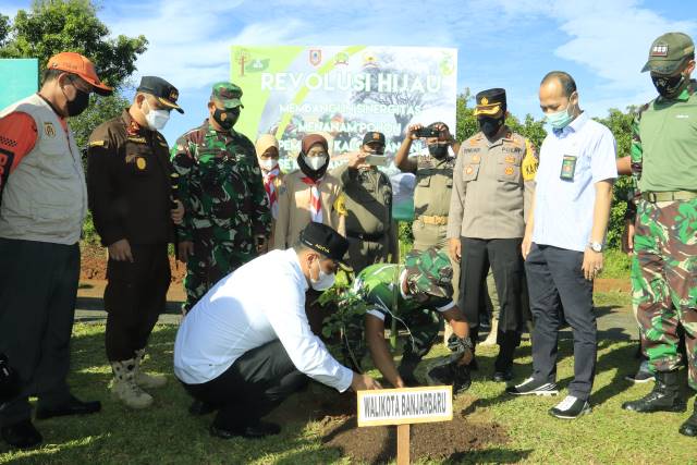 LINGKUNGAN HIDUP: Wali Kota Banjarbaru H M Aditya Mufti Ariffin SH MH saat menghadiri Apel Pembinaan Lingkungan Hidup Wilayah Kodim 1006/Banjar TA 2021 di Lapangan Bola Yonif 623/BWU Sungai Ulin, Kecamatan Banjarbaru Utara, Jumat (9/7). | FOTO: HUMAS DAN