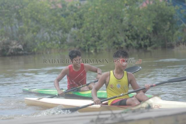 YAKIN: Pedayung pelajar Kota Banjarmasin tetap berlatih sehari sebelum tampil di ajang Popda Kalsel.