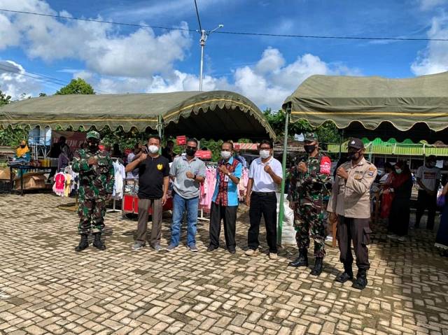JELANG LEBARAN: Pasar murah dibuka di Kecamatan Mantewe. Kehadiran pasar ini dapat meringankan beban warga di tengah sulitnya ekonomi masa pandemi.