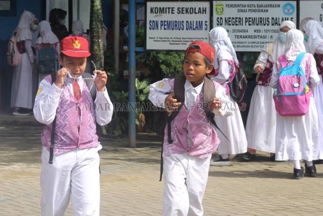JAGA DIRI: Pelajar SD di Banjarmasin kembali ke sekolah pada ujian akhir semester lalu. Sekaligus untuk simulasi pembukaan sekolah pada tahun ajaran baru. | FOTO: WAHYU RAMADHAN/RADAR BANJARMASIN