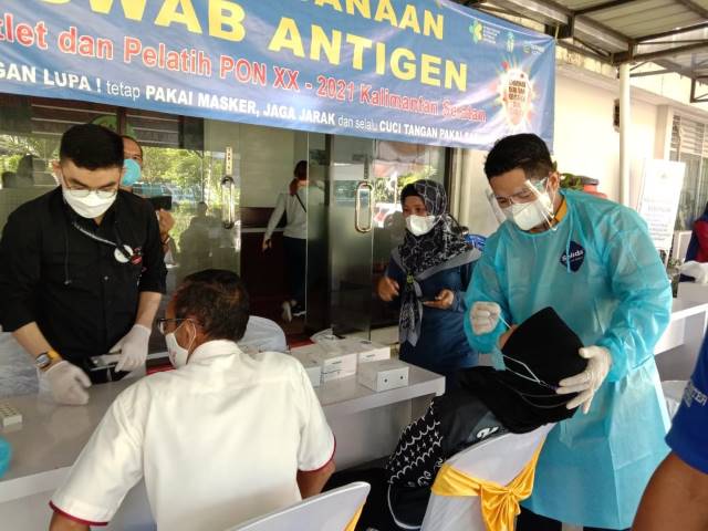 COLOK HIDUNG: Para atlet, pelatih, ofisial, dan pengurus KONI Kalsel melakukan swab test di halaman Sekretariat KONI Kalsel, Sabtu (10/7) pagi.