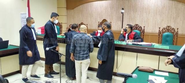 BUKTI: Teguh Imanullah didampingi kuasa hukumnya menunjukkan bukti kepada majelis hakim tipikor dalam persidangan kemarin. | Foto: ENDANG SARIFUDDIN/RADAR BANJARMASIN