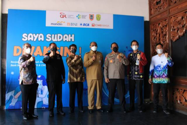 VAKSINASI: Riza Aulia Ibrahim Kepala OJK Regional 9 Kalimantan (batik) bersama Pj Gubernur Safrizal ZA, Kapolda Kalsel bersama pimpinan perbankan disela kegiatan vaksinasi di Gedung Sultan Suriansyah Banjarmasin