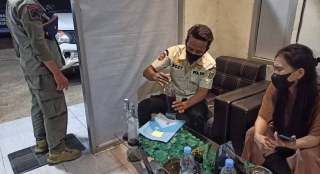 RAZIA: Satpol PP dan Damkar Tanah Bumbu menemukan miras di beberapa tempat karaoke di pusat kota, Minggu (11/7) malam. | Foto: Satpol PP da Damkar Ranah Bumbu