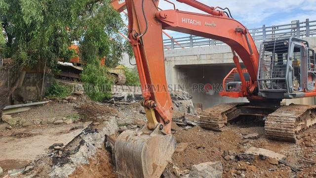 TERUS DIKEBUT: Pembongkaran Jembatan Alalak 1 terus dikebut. Harus tuntas sebelum 15 September mendatang. | FOTO: OSCAR FARABIY/RADAR BANJARMASIN