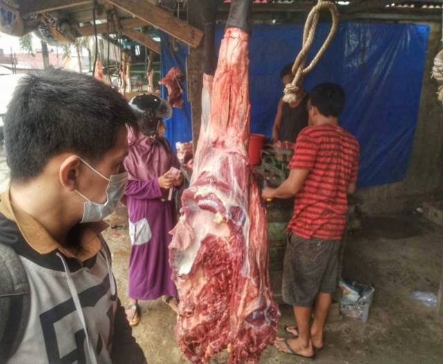 TERKENDALI: Jajaran Disdagri Tanah Bumbu memeriksa  ketersediaan sembako dan kesetabilan harganya di pasar harian pusat kota.