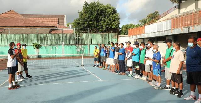 TETAP BERSTAMINA: Bupati Tala H M Sukamta menyampaikan sambutan sebelum melakukan pertandingan persahabatan tenis lapangan.