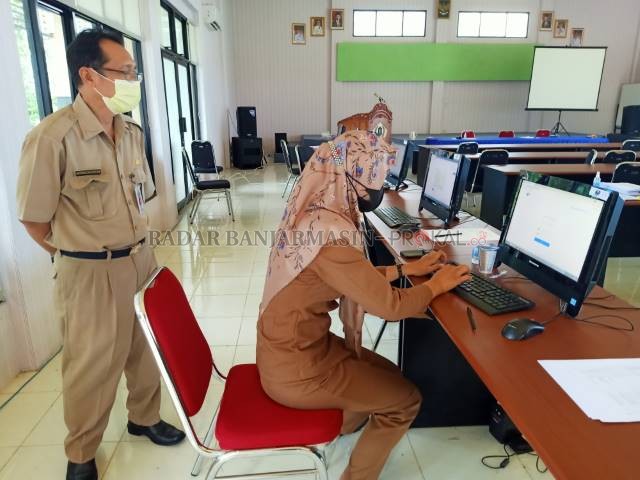 CEK FORMASI: Kepala Badan Kepegawaian Pendidikan dan Pelatihan (BKPP) Batola, Akhmad Mawarni, melihat perkembangan pendaftaran CPNS dan PPPK di Batola. | Foto: Ahmad Mubarak/Radar Banjarmasin