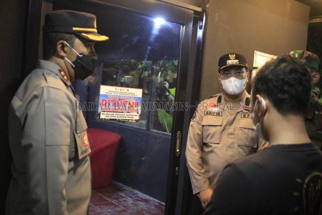 DISEGEL: Walikota Banjarbaru Aditya Mufti Ariffin bersama dengan unsur DPRD Banjarbaru, TNI-Polri memutuskan menyegel sementara sebuah kafe yang kedapatan melanggar jam operasional, Jumat (26/3) malam. | FOTO: MUHAMMAD RIFANI/RADAR BANJARMASIN
