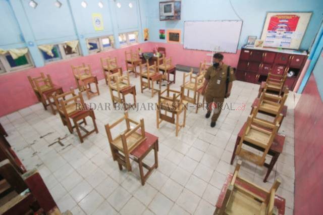 Pembelajaran Tatap Muka (PTM) terbatas resmi ditunda. Kasus yang melonjak menjadi pertimbangan Pemko Banjarbaru untuk menunda PTM yang rencananya dimulai per tanggal 12 Juli lalu.