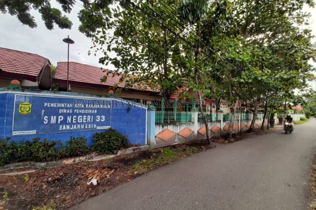 SEMENTARA DITUTUP: SMPN 33 di Kompleks Permata Surya Kelurahan Basirih, Banjarmasin Barat. Foto diambil Rabu (14/7). \ FOTO: WAHYU RAMADHAN/RADAR BANJARMASIN