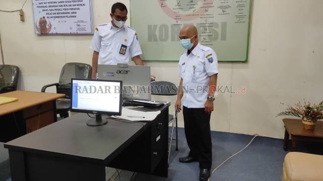 CEK FORMASI: Kasubbid Pengadaan Pemberhentian dan informasi Kepegawaian ASN BKPSDM, Zulkifli Mahmud (Kepala Pelontos) melihat formasi yang sudah ada pelamarnya. | FOTO: SALAHUDIN/RADAR BANJARMASIN