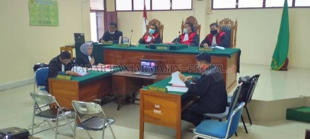 PEMBACAAN TUNTUTAN: Karena masih pandemi, maka terdakwa mengikuti jalan persidangan secara virtual. | FOTO: ENDANG SYARIFUDDIN/RADAR BANJARMASIN