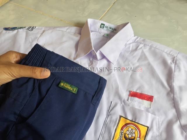 MEMBAIK: Daya jual pakaian seragam sekolah membaik seiring kebijakan PTM diberlakukan di beberapa sekolah kawasan zona aman Covid-19. | FOTO: TIA LALITA NOVITRI/RADAR BANJARMASIN