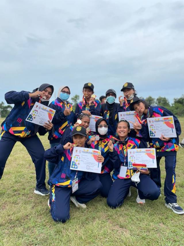 GIGIT MEDALI: Para peraih medali Popda Kalsel dari kontingen atletik Kota Banjarmasin.