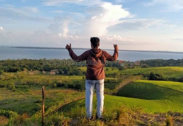TERLIHAT INDAH: Suasana di Pulau Laut Selatan dilihat dari perbukitan. Kecamatan Pulau Laut Selatan menjadi lokasi pembangunan kilang minyak dengan investasi senilai Rp300 triliun.