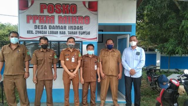 MEMASTIKAN: Camat Sungai Loban Rusdi memantau Pos PPKM di Desa Damar Indah, Senin (12/7) tadi.