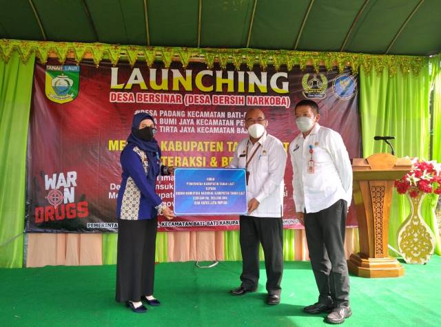 BERANTAS NARKOBA: Penyerahan dana hibah oleh Pemkab Tala kepada BNNK