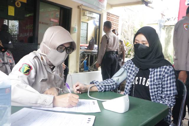 SCREENING: Vaksinasi untuk anak dan remaja di Mapolda Kalsel. Dibatasi untuk 500 peserta. | FOTO: POLDA KALSEL/RADAR BANJARMASIN
