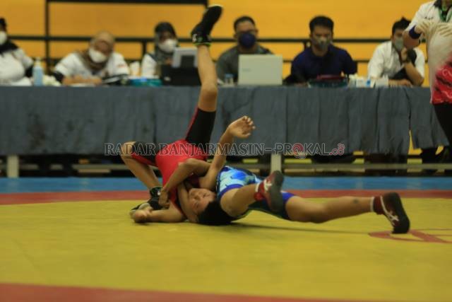 SEMPAT WASWAS: Kontingan gulat Banjarmasin berhasil keluar sebagai juara umum Popda setelah mendapatkan persaingan sengit dari Tapin dan Tala.
