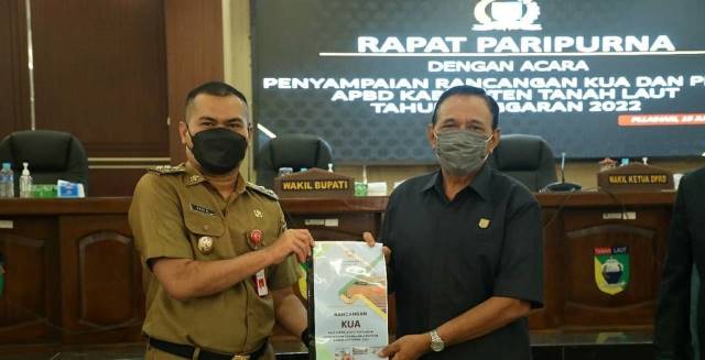 ANGGARAN: Wakil Bupati Tala Abdi Rahman menyerahkan RKUA dan RPPAS kepada Wakil Ketua DPRD Tala H Atmari, Senin (19/7). | Foto: Diskominfo