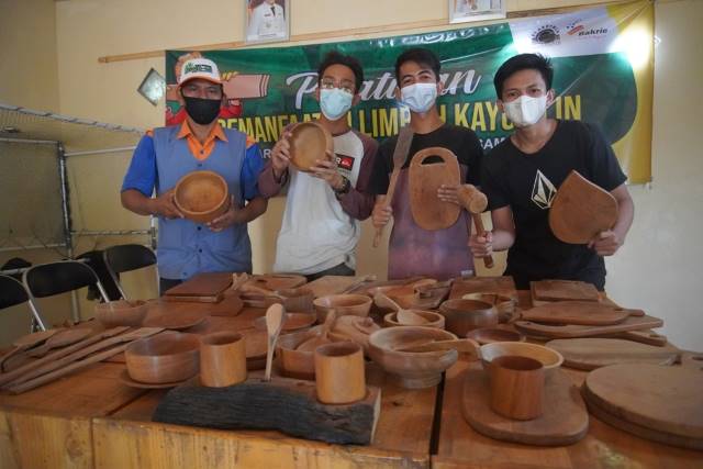 PRODUK: Peserta workshop memperlihatkan produk hasil bikinan mereka.