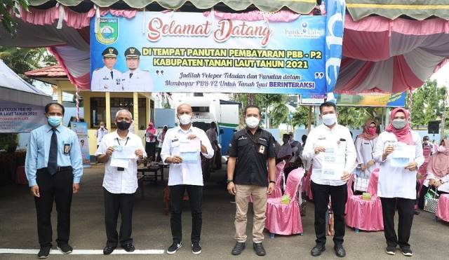 CONTOH BAIK: Sekretaris Daerah Tala H Dahnial Kifli setelah selesai membayar pajak.