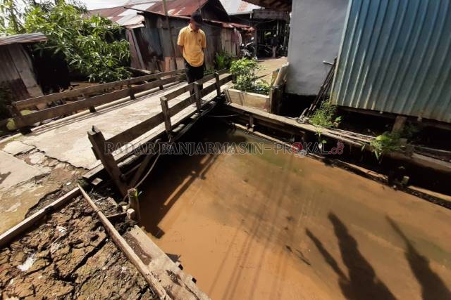 SUSU COKLAT: Anak Sungai Kuripan di Jalan Cempaka Putih, foto diambil kemarin (22/7). Saat banjir, lumpur sungai meluap ke permukiman warga. | FOTO: WAHYU RAMADHAN/RADAR BANJARMASIN