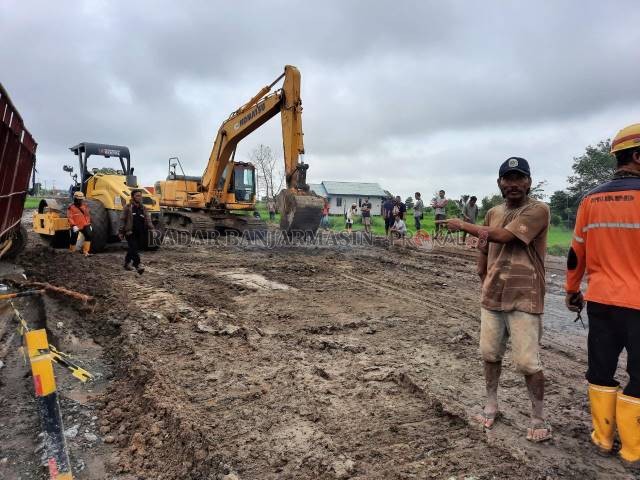 BIKIN MACET: Sebuah truk angkutan patah as roda di titik pekerjaan penanganan kerusakan Jalan Gubernur Syarkawi, kemarin. | FOTO: M OSCAR FRABY/RADAR BANJARMASIN