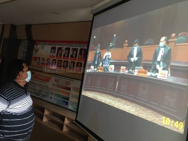 LAYAR BESAR: Suasana nonton sidang online MK di kantor KPU Kalsel, kemarin. KPU Kalsel membantah tudingan Denny Indrayana. | FOTO: M OSCAR FRABY/RADAR BANJARMASIN