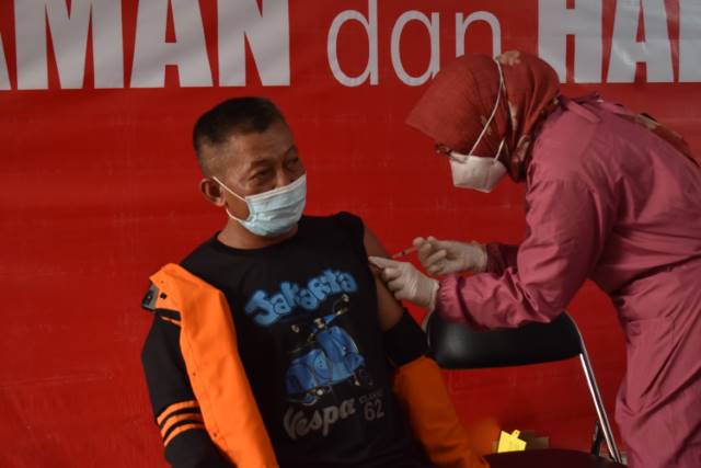 IKHTIAR: Warga di Tanah Laut yang sedang mengikuti program vaksinasi Covid-19.