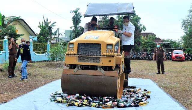 DIMUSNAHKAN: Barang bukti tindak pidana dimusnahkan dengan cara digilas dengan alat berat pada acara pemusnahan kemarin pagi di Kejari Banjarbaru. | Foto: Muhammad Rifani/Radar Banjarmasin