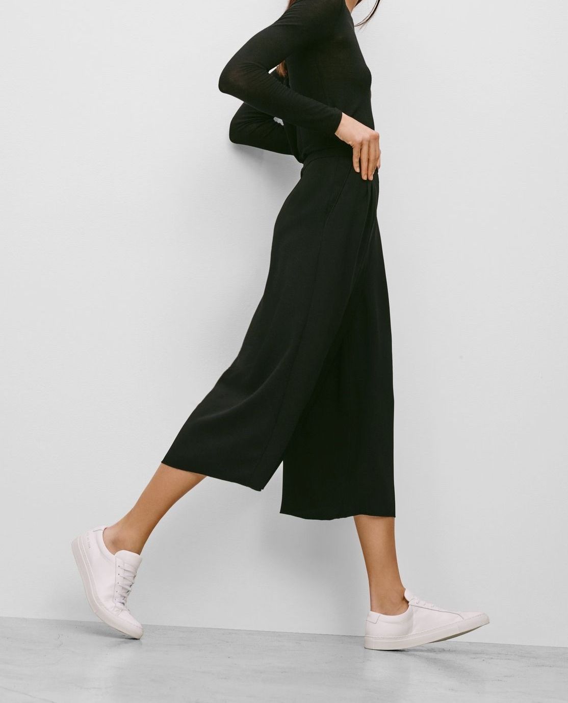 MIX & MATCH: Celana kulot khas dengan model cutting-nya yang melebar ke bawah. Nyaman dipakai dan mudah dipadupadankan. | Foto: Pinterest