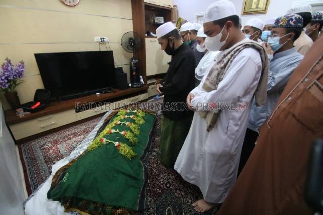 DISALATI: Ribuan orang silih berganti menyalati jenazah KH Khalilurrahman atau Guru Khalil di rumah duka di Desa Tanjung Rema, Kecamatan Martapura.