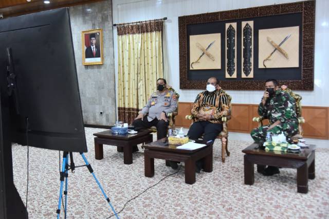 KOORDINASI: Rapat Koordinasi yang dipimpin Menko Bidang Perekonomian, Airlangga Hartarto secara virtual yang diikuti Penjabat Gubernur Kalsel, Safrizal ZA di kediaman dinas di Banjarmasin, Sabtu (24/7). | FOTO: BIRO ADPIM PEMPROV KALSEL