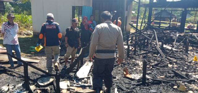 RATA TANAH : Rumah Masdar (60) hangus usai dilahap api. | Foto: Sat Reskrim Polres Batola for Radar Banjarmasin.