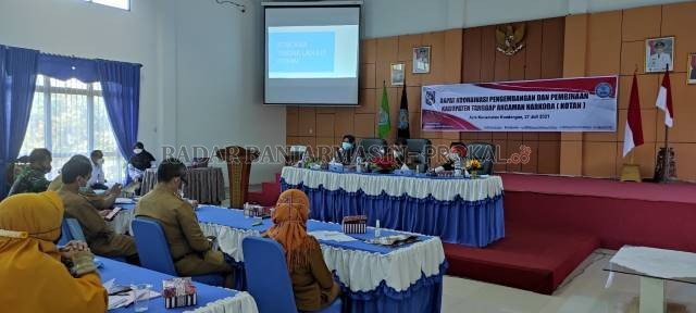 KOMITMEN : Kepala BNNK HSS, Agus Winarti bersama Kepala Kesbangpol Kabupaten HSS, Roni Rusnadi saat Rakor Kotan di Aula Kecamatan Kandangan. | FOTO SALAHUDIN/ RADAR BANJARMASIN