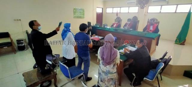 DISUMPAH: Tiga saksi saat disumpah dalam sidang penggelapan dana perjalanan haji dan umrah yang dilakukan bos Travelindo, Supriadi, Senin (26/7) sore di PN Banjarmasin. | FOTO: ENDANG SYARIFUDIN/RADAR BANJARMASIN