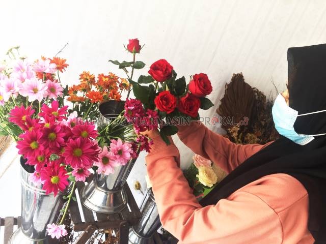 PAJANGAN: Bunga-bunga disimpan di lemari pendingin agar tetap segar. Sebagian lagi terpajang di vas toko sebagai display. | FOTO: TIA LALITA NOVITRI/RADAR BANJARMASIN