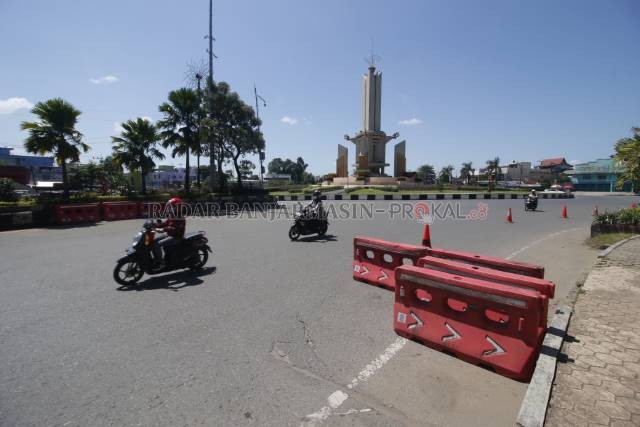 TAK JADI DISEKAT: Ruas jalan A Yani di kawasan bundaran Simpang Empat Banjarbaru tampak lenggang tanpa penjagaan. Rencana penyekatan dibatalkan dan diganti dengan pemeriksaan yang akan efektif dimulai hari ketiga PPKM Level 4. | Foto: Muhammad Rifani/Rada