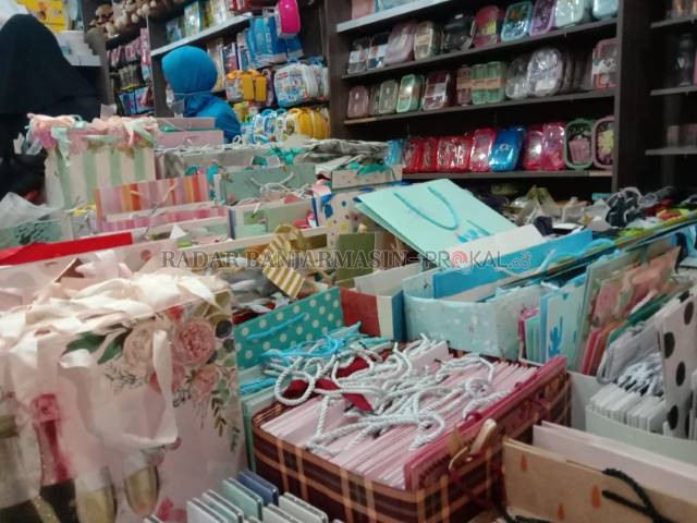 TAMPILAN MENARIK: Aneka jenis goodie bag kertas dan plastik banyak diminati konsumen remaja putri dan ibu-ibu. | FOTO: FAUZAN/RADAR BANJARMASIN