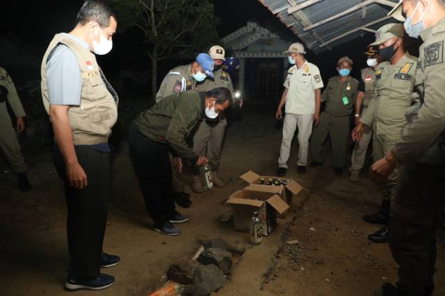 IKUT RAZIA: Bupati Tala HM Sukamta (memegang barbuk) saat mengamankan miras di salah satu warung di Kecamatan Jorong.