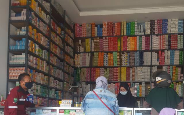 LARIS: Suasana salah satu apotik yang semakin ramai saat pandemi.