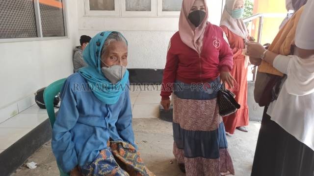 EKONOMI LEMAH: Seorang nenek saat ingin mengambil bansos dari Kemensos di Kantor Pos di Jalan Panglima Batur, Banjarbaru, kemarin. | FOTO:  SUTRISNO/RADAR BANJARMASIN