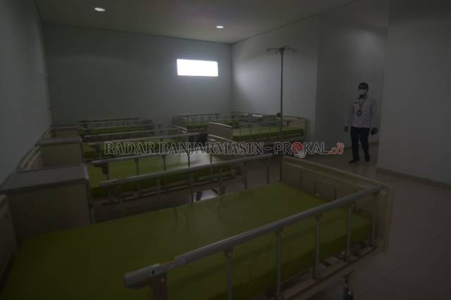 ANTISIPASI: Tempat tidur tambahan yang disediakan di RSUD Sultan Suriansyah, rumkit milik pemko di Jalan Rantauan Darat. | FOTO: WAHYU RAMADHAN/RADAR BANJARMASIN